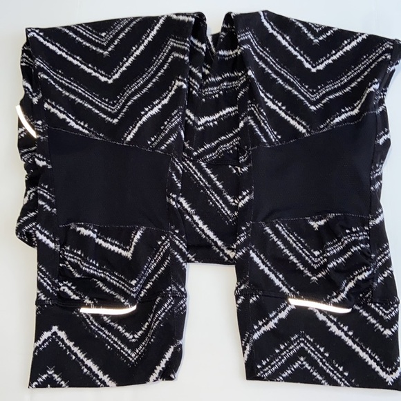 Athleta Relay Zig Zag Black & White Athleisure Athletic Mesh Capri Leggings 4407 - Picture 4 of 12